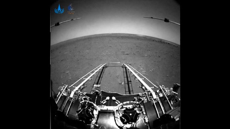 Číňané zveřejnili první záběry, které pořídil jejich rover na povrchu Marsu